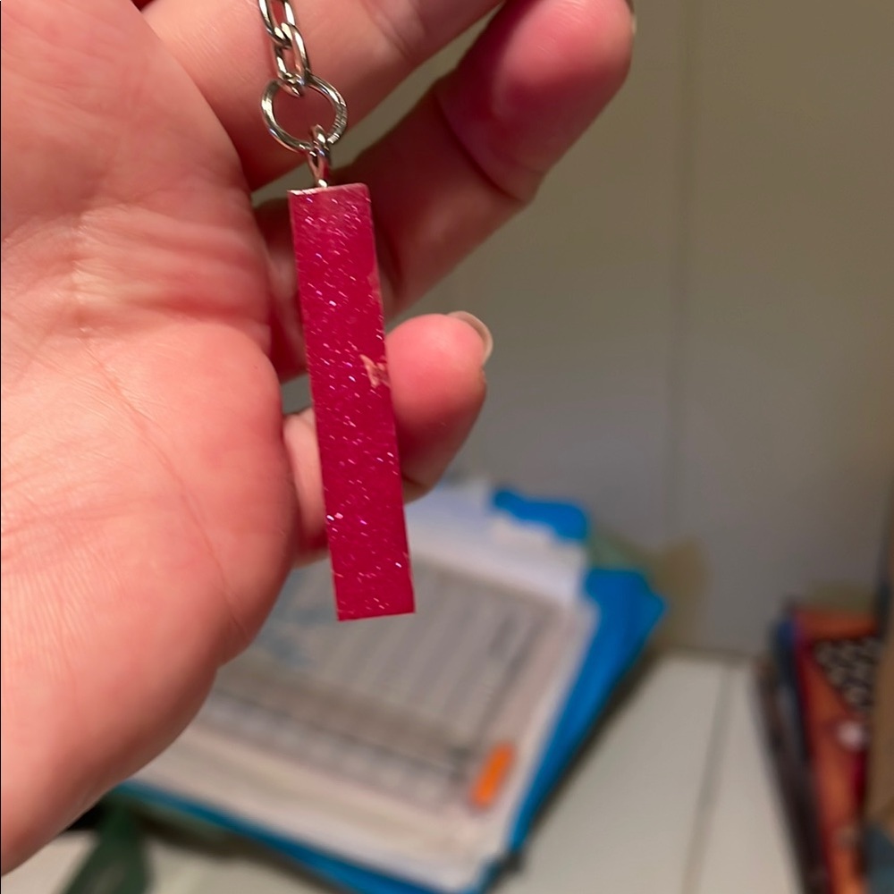 Red Glitter Letter Keychain R - Picture 3 of 7